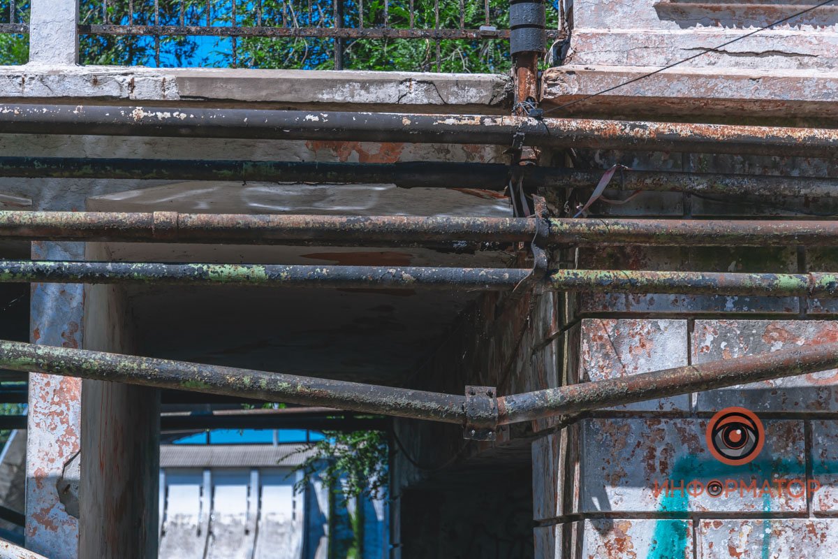 Труба свисает над аркой