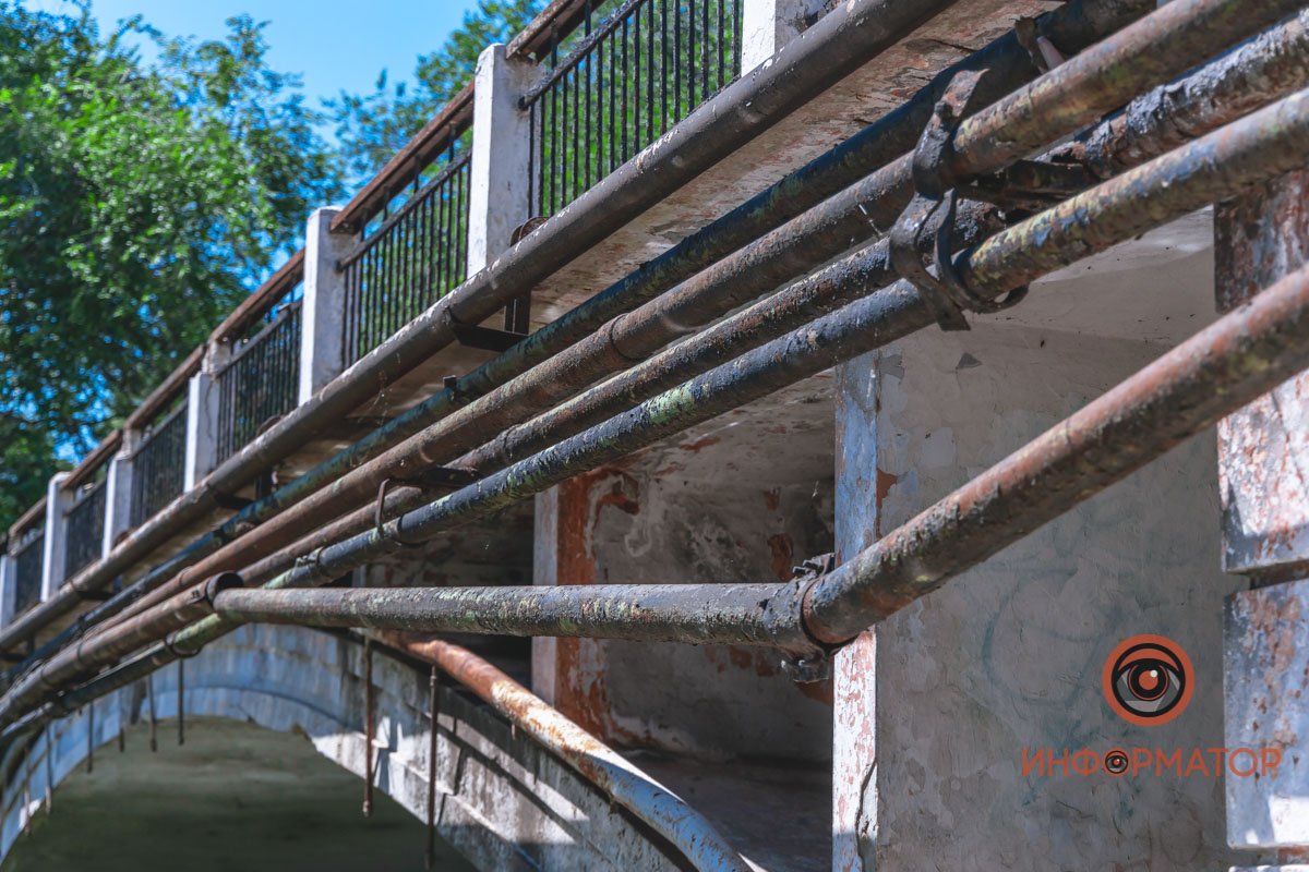 Труба свисает над аркой со стороны детской железной дороги