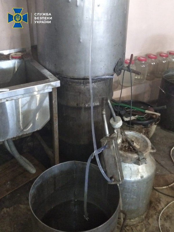 Закупали контрафактный спирт из разных регионов Украины и разбавляли его Закупали контрафактный спирт из разных регионов Украины и разбавляли его