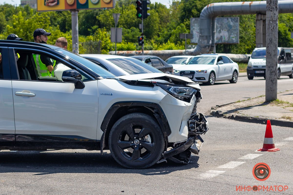 Toyota остановилась посреди проезжей части Toyota остановилась посреди проезжей части