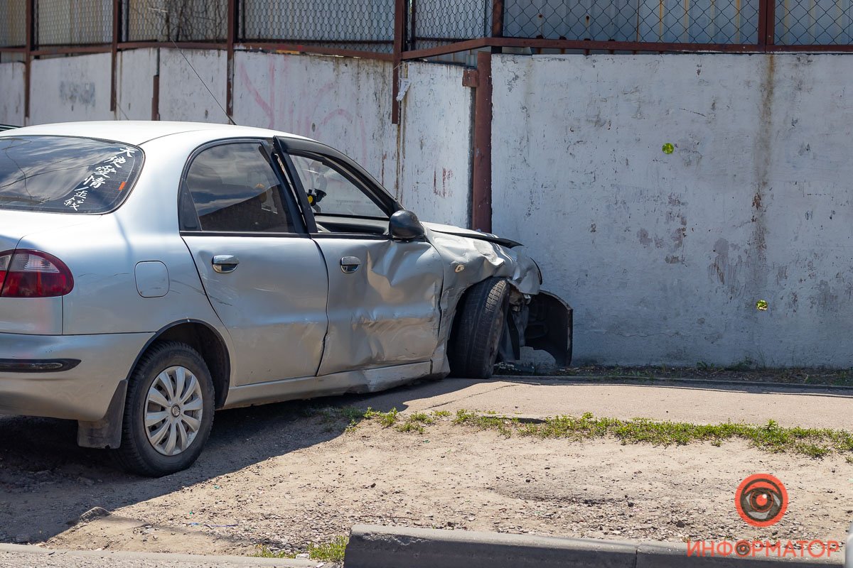 После удара Daewoo врезался в забор После удара Daewoo врезался в забор