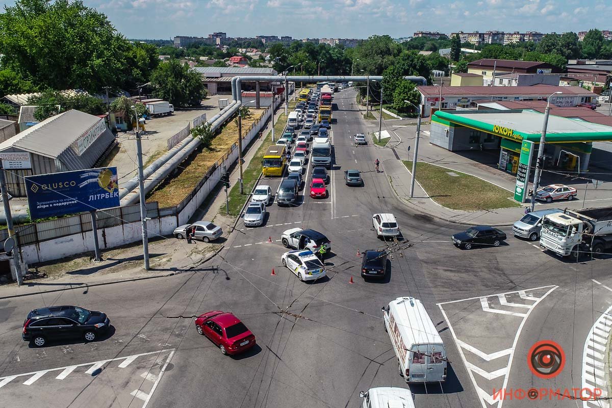 Пробка тянется как по Янтарной, так и по Калиновой Пробка тянется как по Янтарной, так и по Калиновой