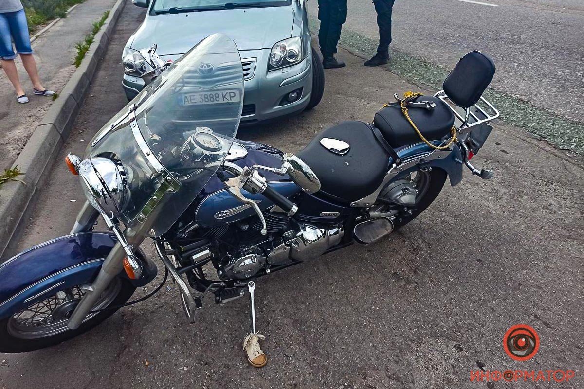 В Днепре на Криворожском шоссе автомобиль сбил мотоциклиста и скрылся: нужна помощь свидетелей 5