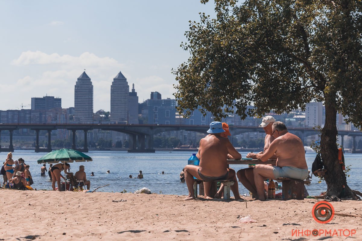 Пока солнце поджаривает Днепр, жители города спасаются на пляжах 2