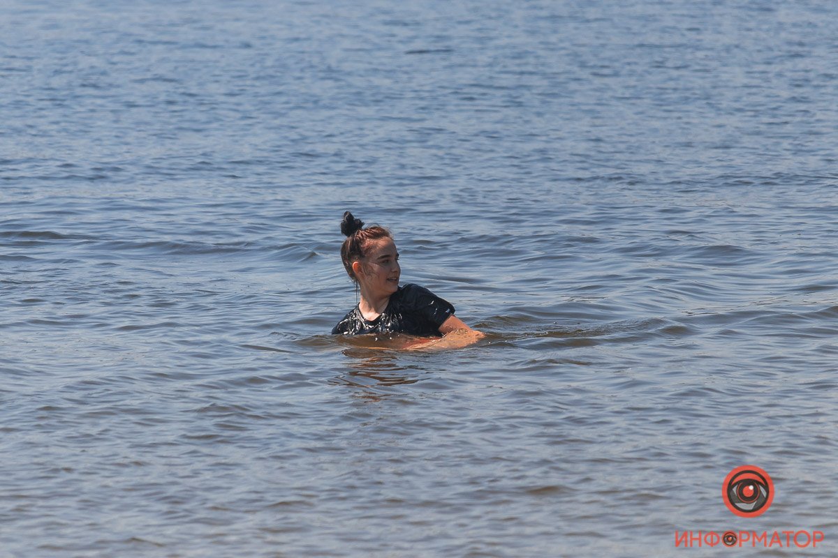 Пока солнце поджаривает Днепр, жители города спасаются на пляжах 3