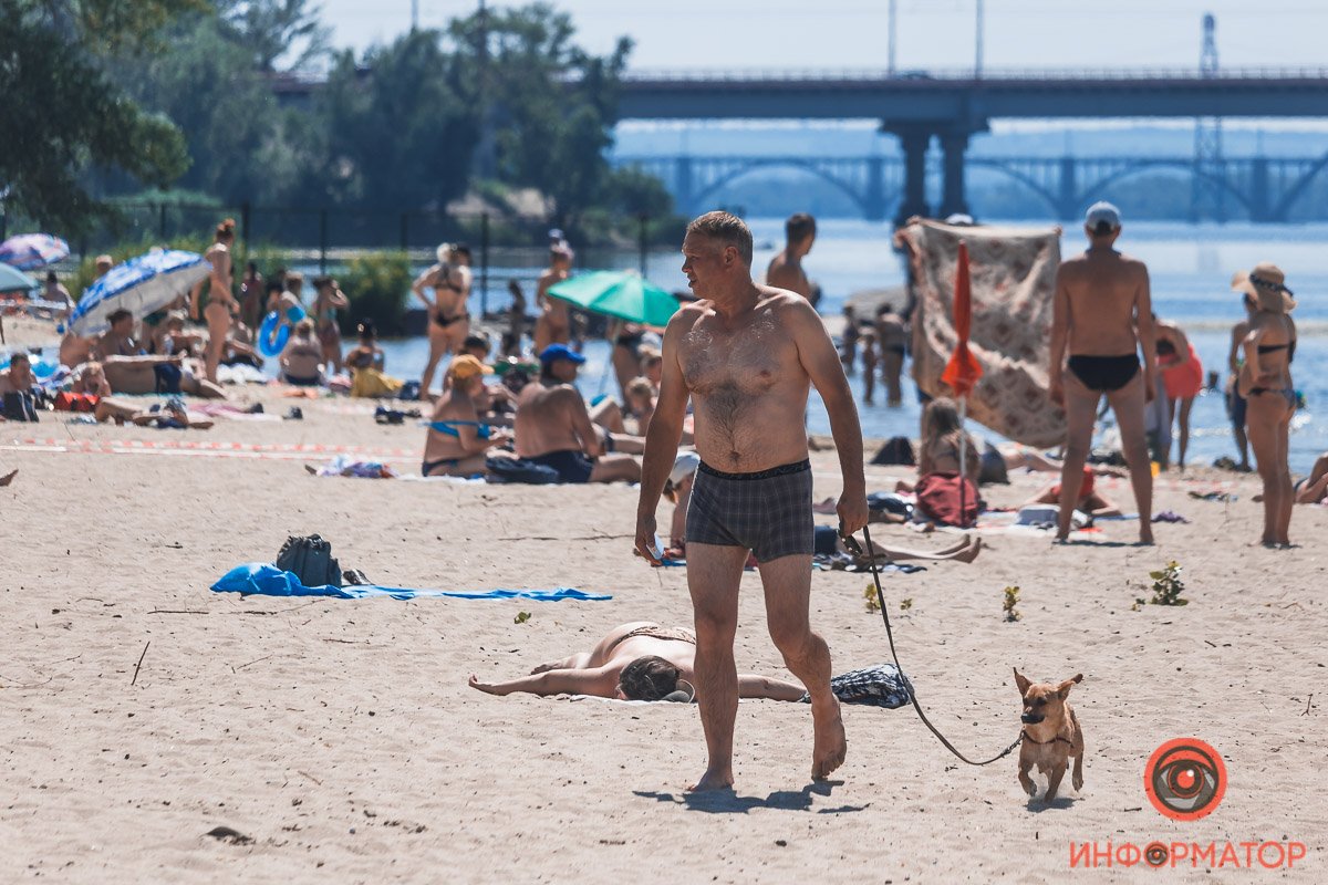 Пока солнце поджаривает Днепр, жители города спасаются на пляжах 4