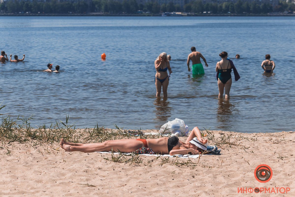 Пока солнце поджаривает Днепр, жители города спасаются на пляжах 5