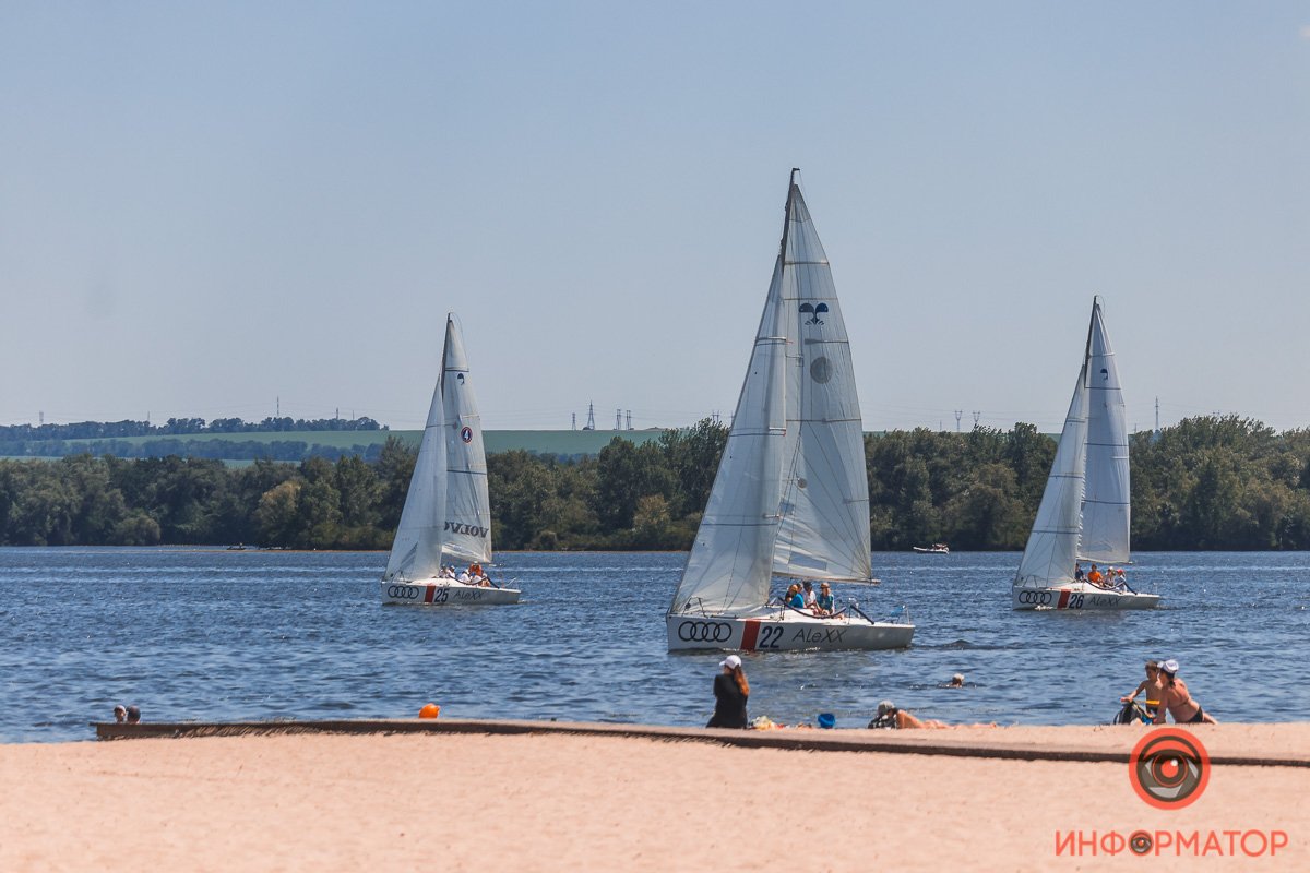 Душно так, что хочется ударить эту духоту...