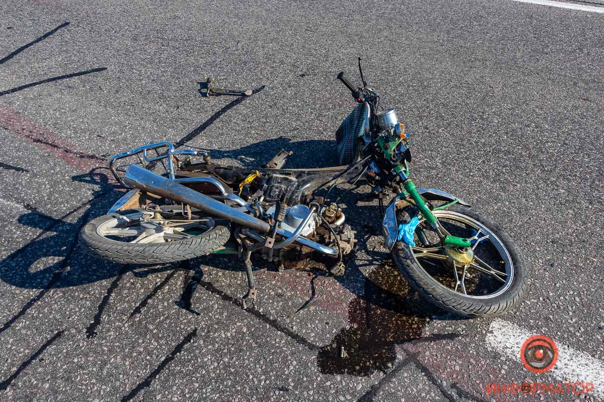 В Днепре на Полтавском шоссе BMW столкнулся с мотоциклом: мужчина умер на месте 1