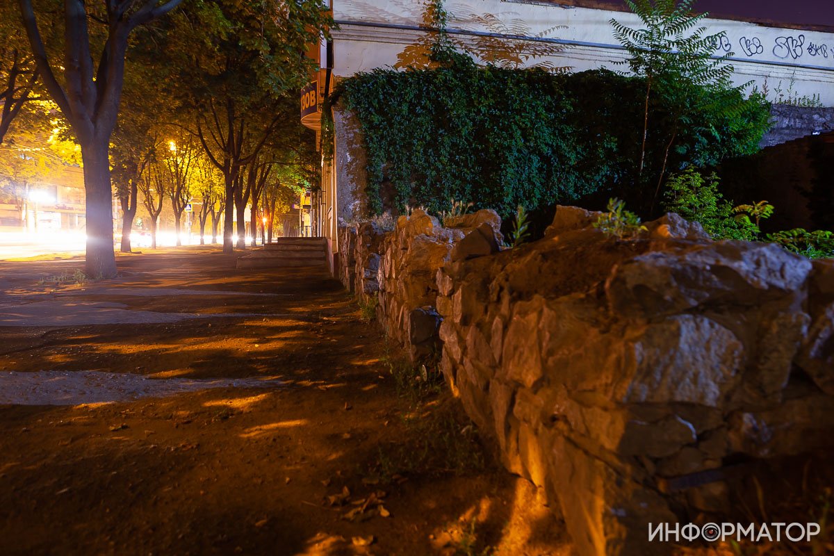 Желтые фонари проливают свет на дорогу Желтые фонари проливают свет на дорогу