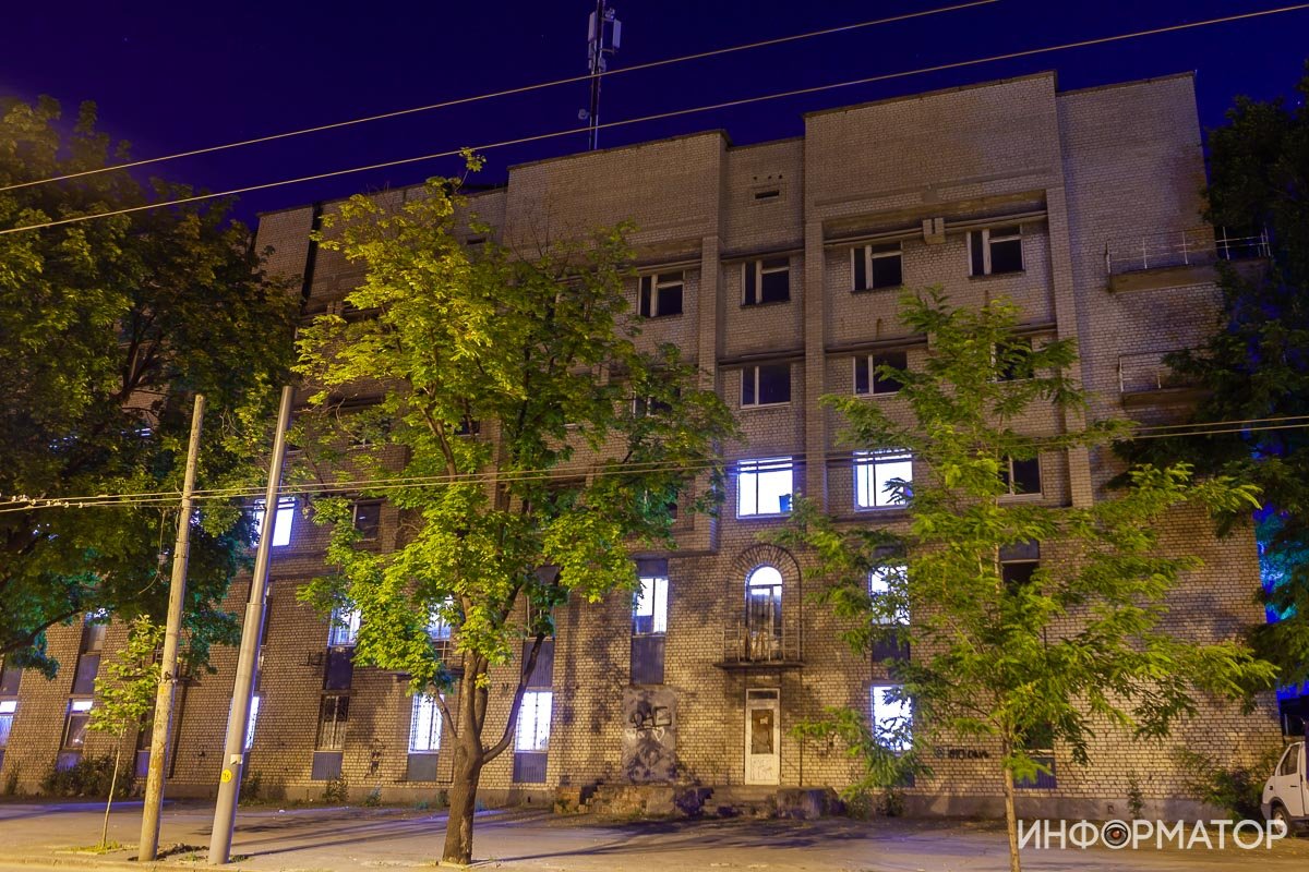 Многие здания выдержаны в консервативном стиле, но и у них есть интересные детали Многие здания выдержаны в консервативном стиле, но и у них есть интересные детали