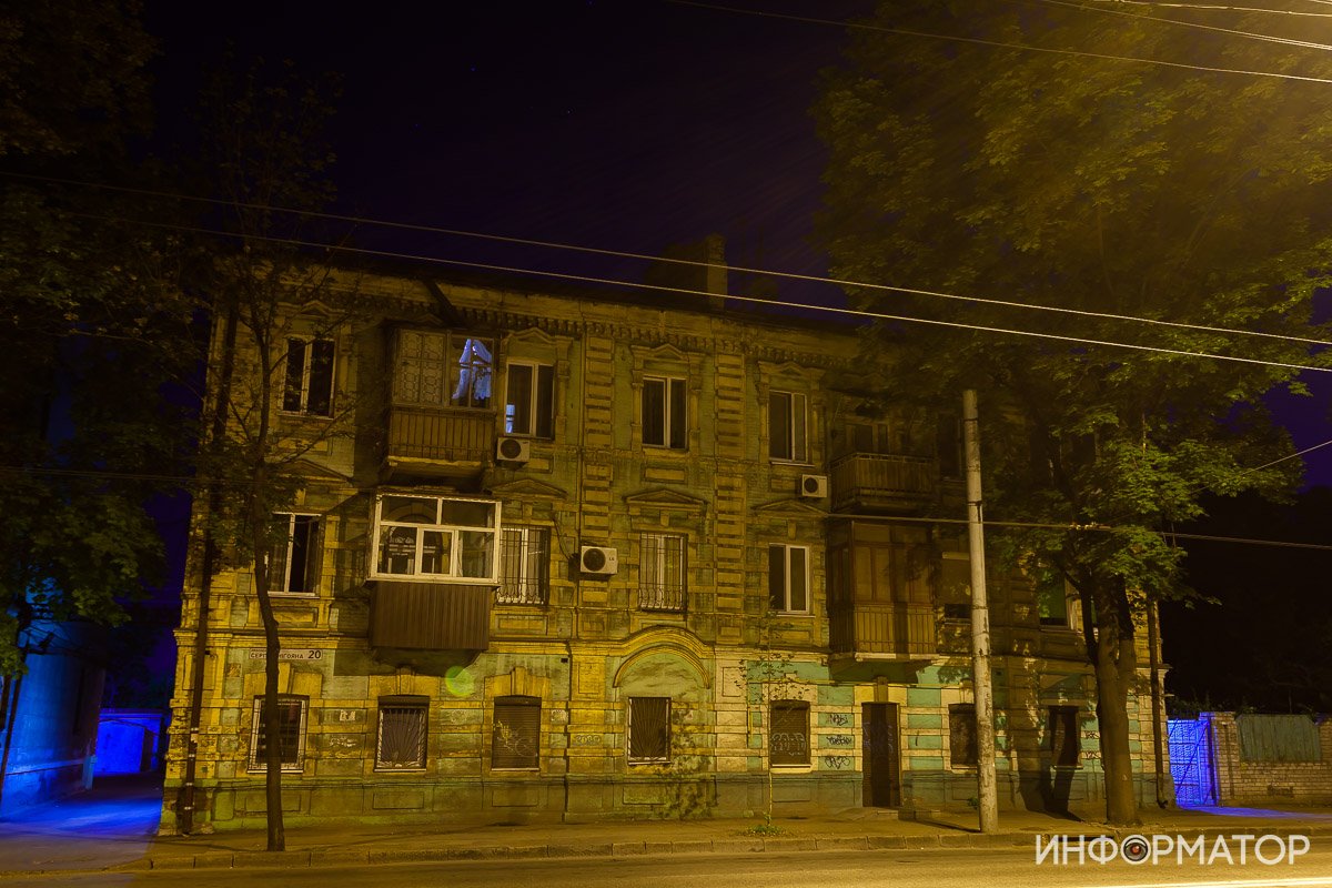 Историю не закрасить толстым слоем краски Историю не закрасить толстым слоем краски