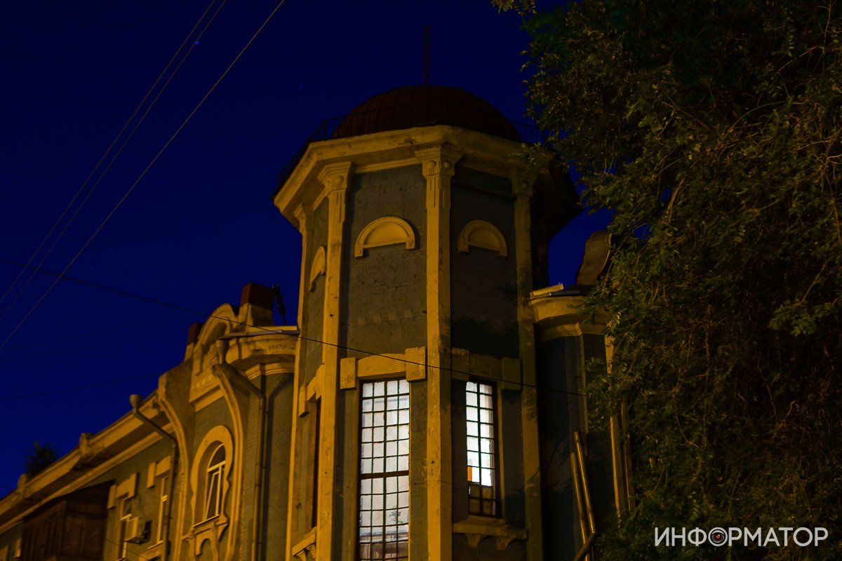 Особняк выделяется на фоне прочих домов строгой архитектуры Особняк выделяется на фоне прочих домов строгой архитектуры