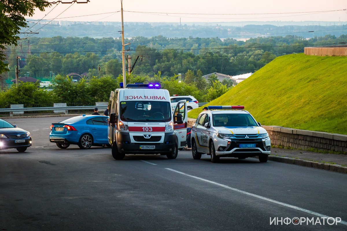 Авария произошла на проспекте Яворницкого возле памятника Славы Авария произошла на проспекте Яворницкого возле памятника Славы