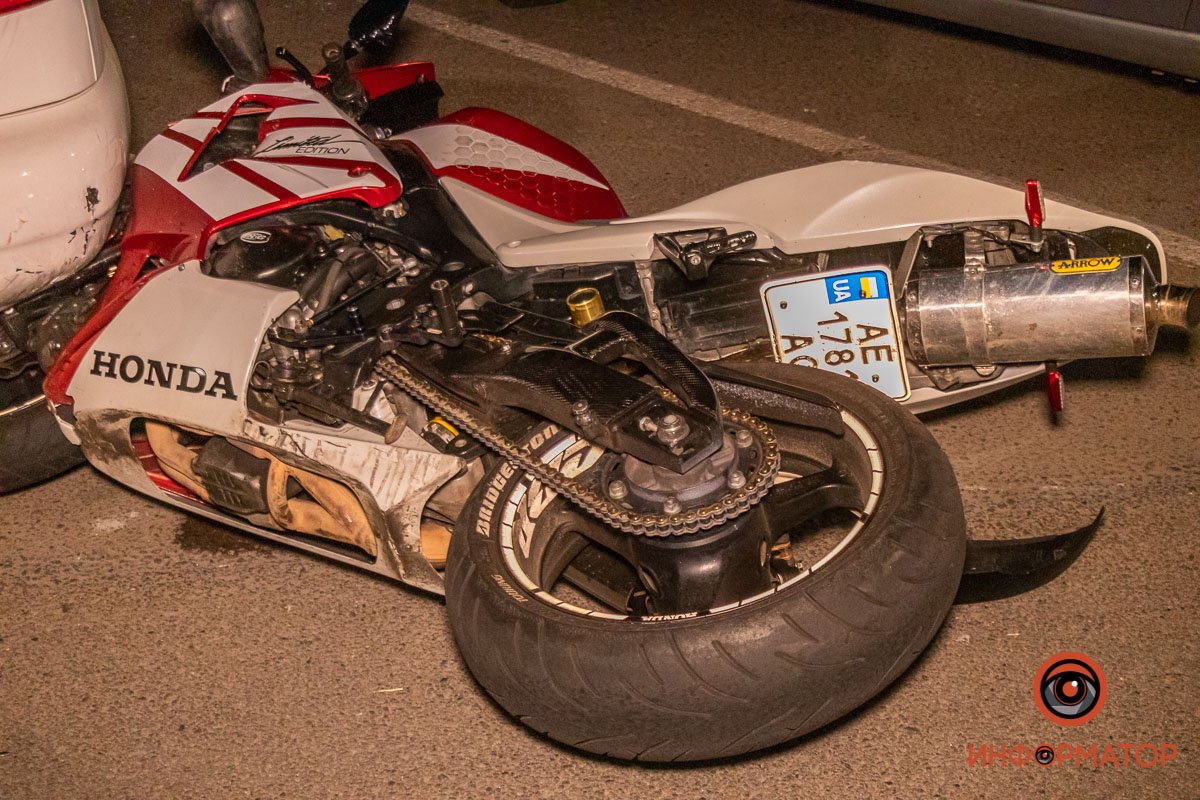 Мотоциклист почувствовал удар и врезался в припаркованный Daewoo