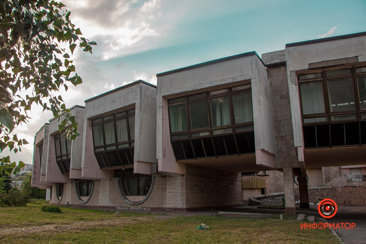 Как в Днепре выглядит летающая тарелка на Набережной Победы 1