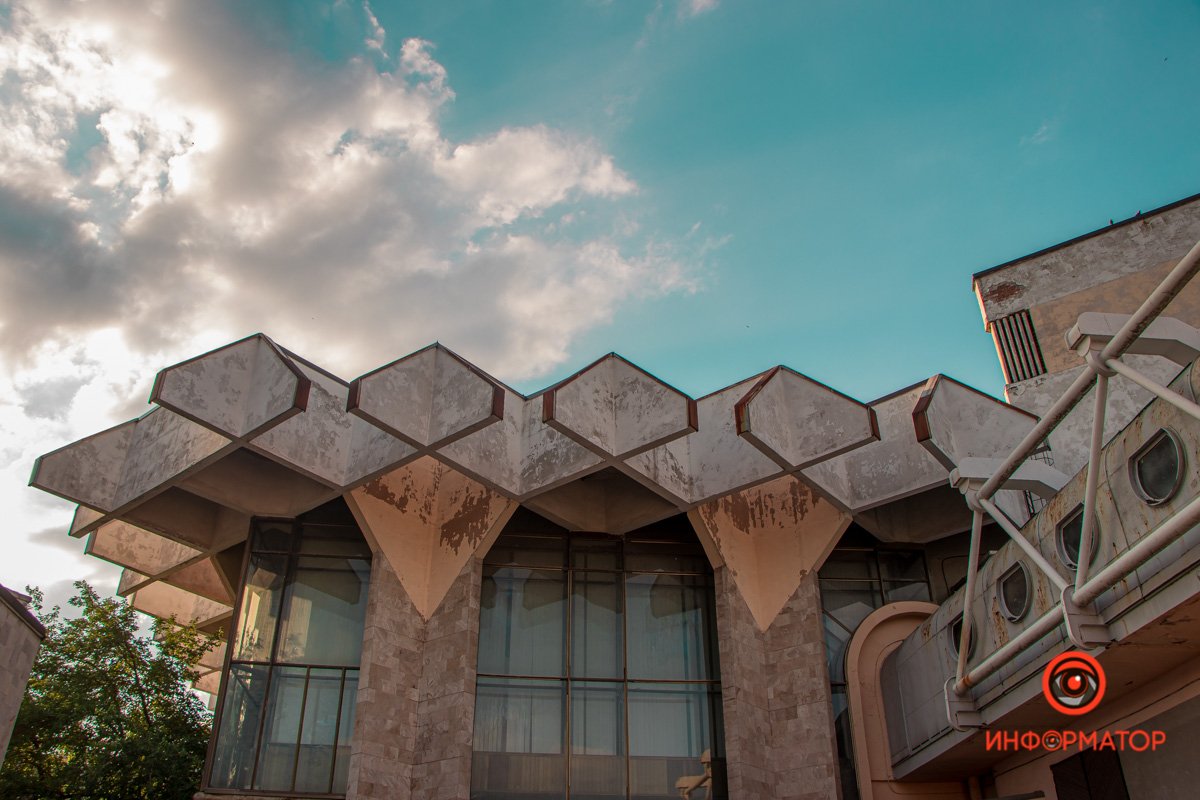 Как в Днепре выглядит летающая тарелка на Набережной Победы 2