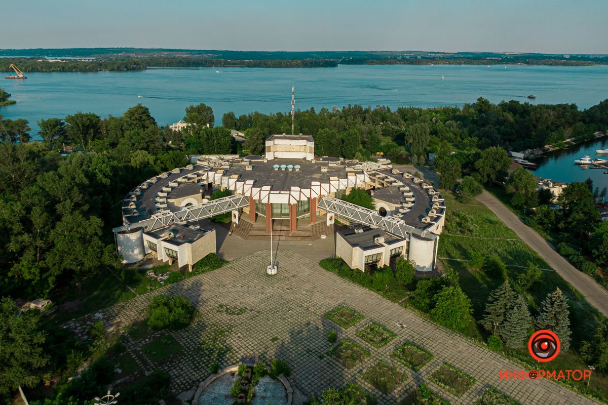 Как в Днепре выглядит летающая тарелка на Набережной Победы 4