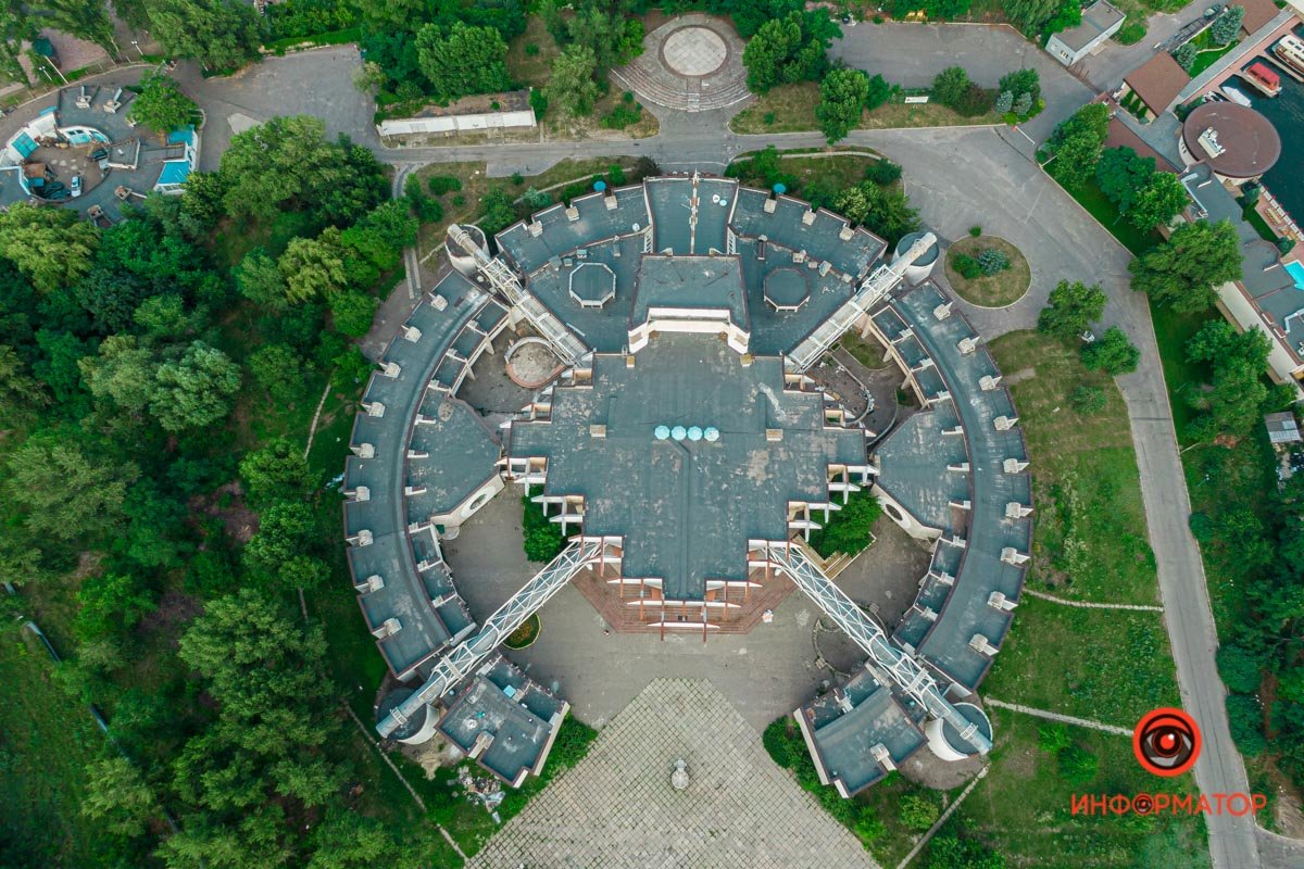 Как в Днепре выглядит летающая тарелка на Набережной Победы 8