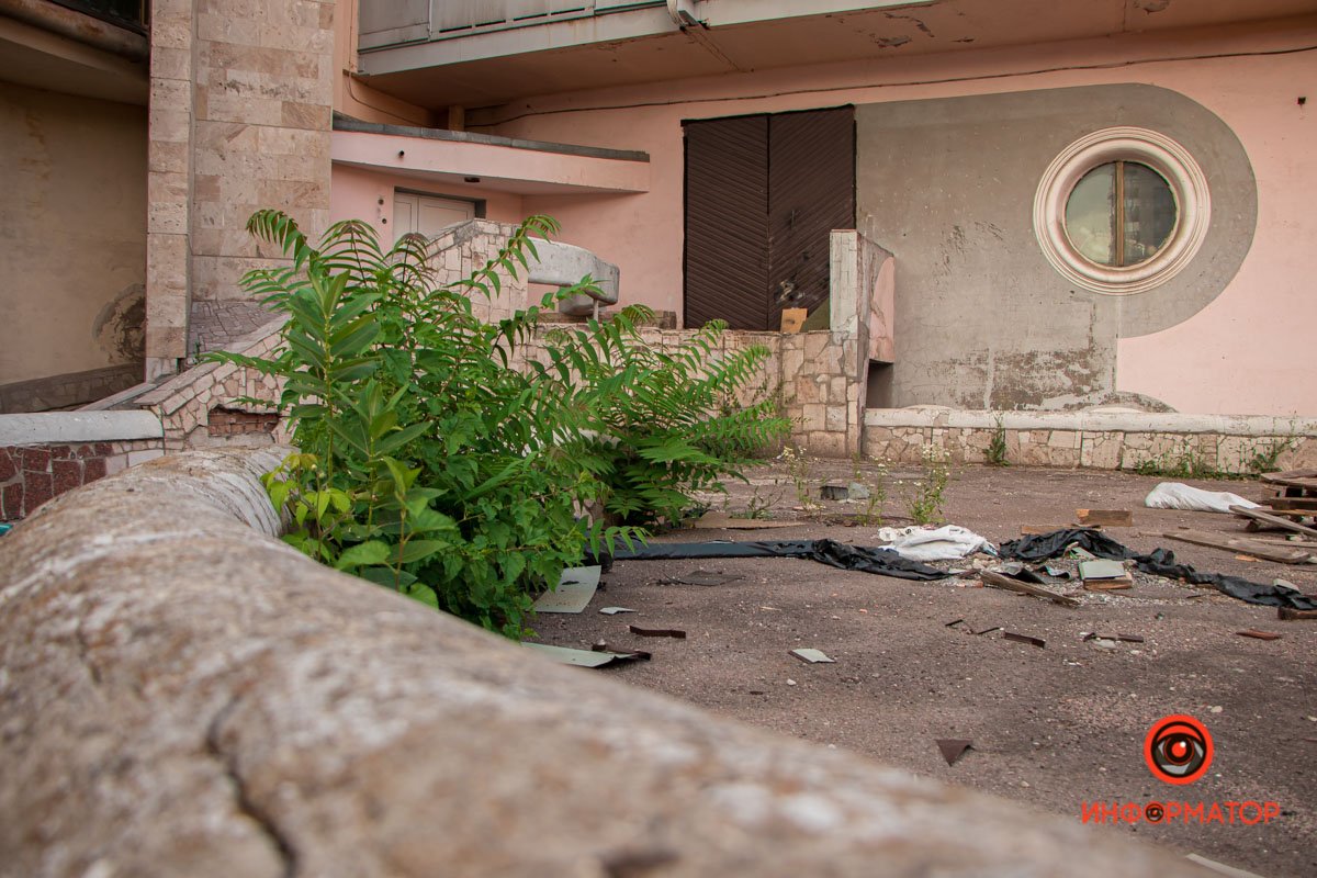 Как в Днепре выглядит летающая тарелка на Набережной Победы 9