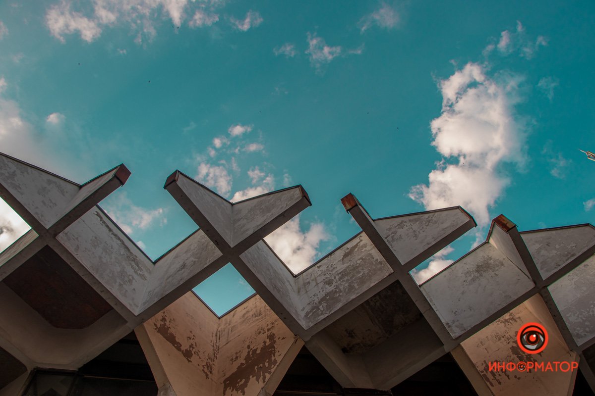 Как в Днепре выглядит летающая тарелка на Набережной Победы 10