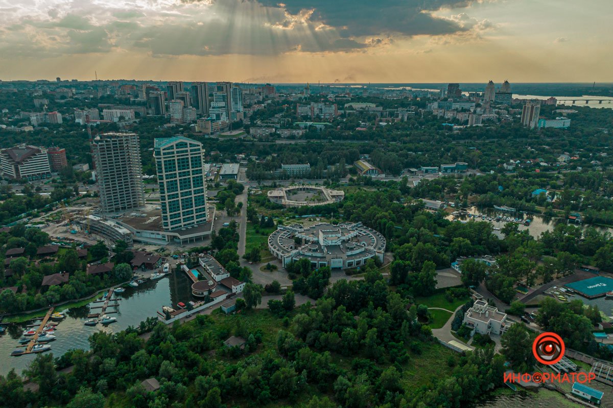 Как в Днепре выглядит летающая тарелка на Набережной Победы 11