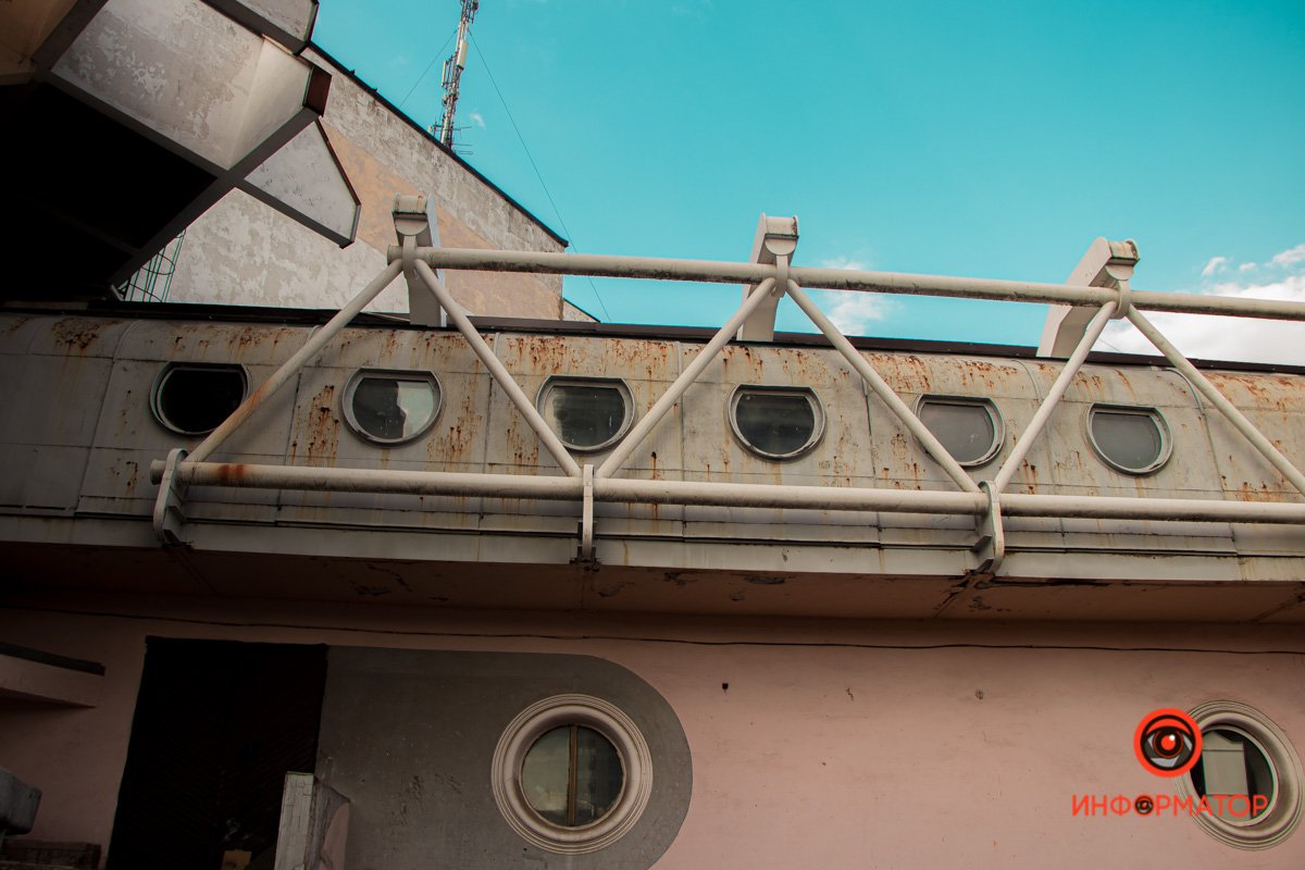 Как в Днепре выглядит летающая тарелка на Набережной Победы 12