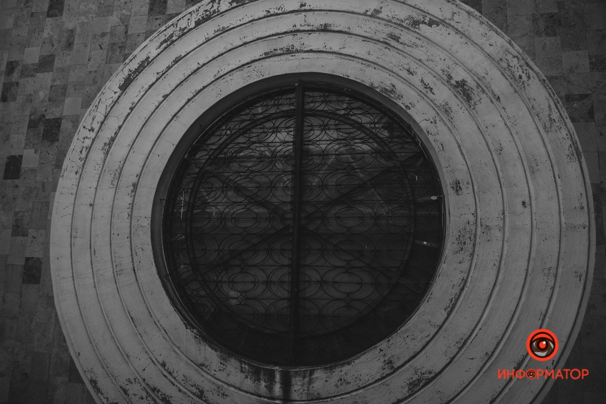 Как в Днепре выглядит летающая тарелка на Набережной Победы 13