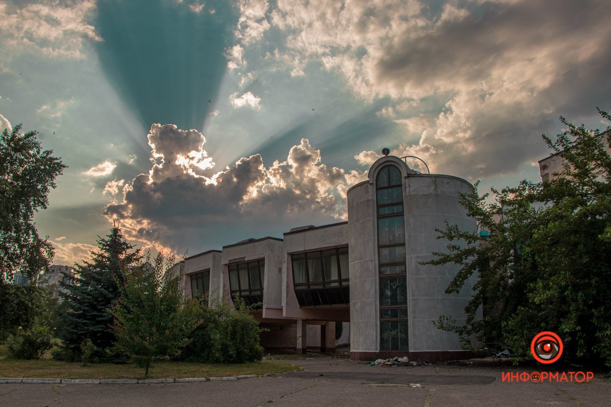 Как в Днепре выглядит летающая тарелка на Набережной Победы 14