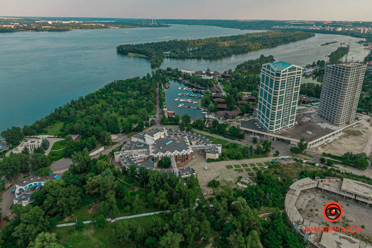 Как в Днепре выглядит летающая тарелка на Набережной Победы 15