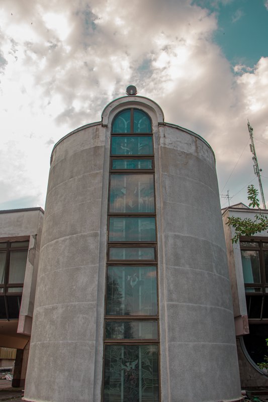 Как в Днепре выглядит летающая тарелка на Набережной Победы 16