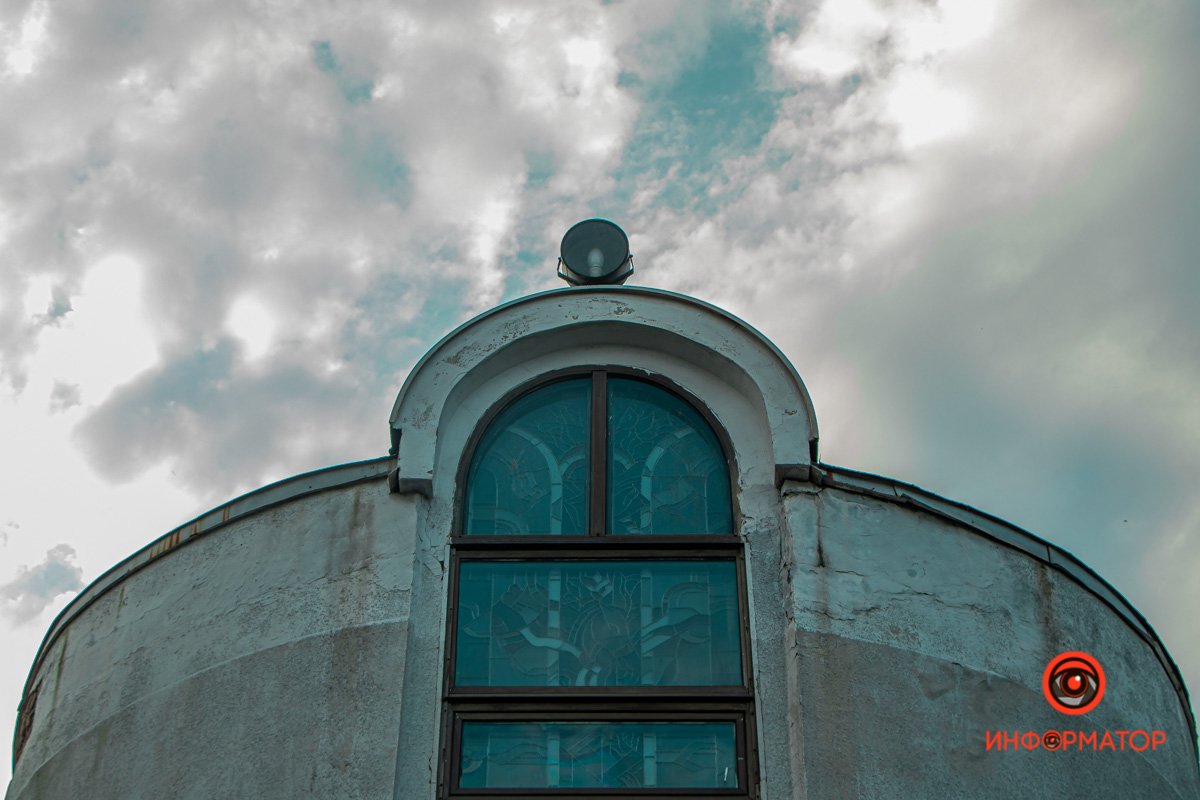 Как в Днепре выглядит летающая тарелка на Набережной Победы 17