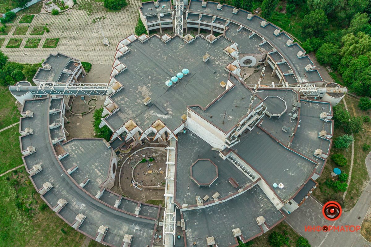 Как в Днепре выглядит летающая тарелка на Набережной Победы 18