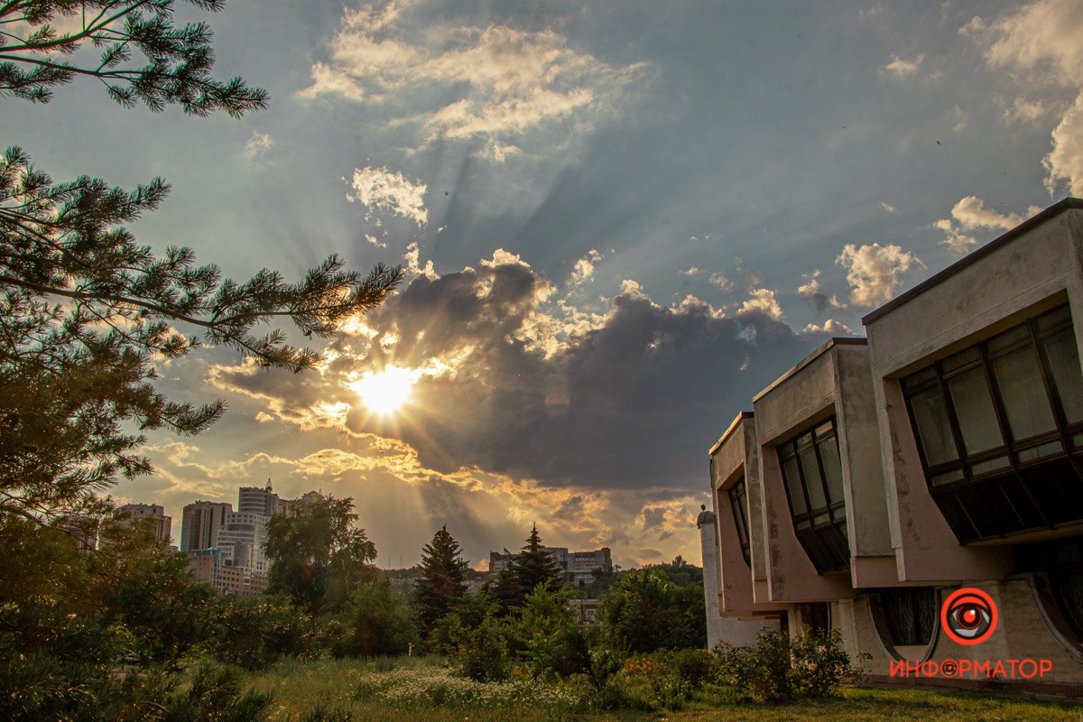 Как в Днепре выглядит летающая тарелка на Набережной Победы 19