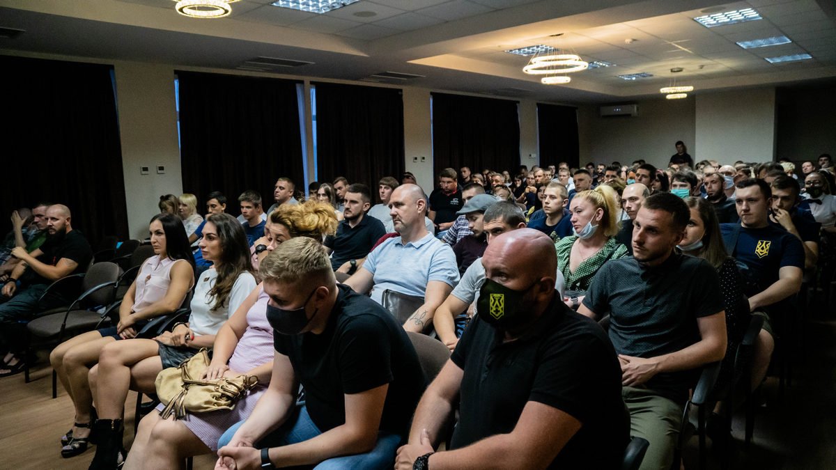 В Днепре на встречу с лидером “Национального корпуса” Билецким пришли больше 200 человек 2