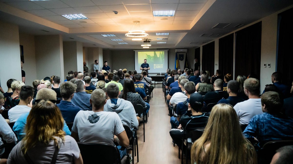 В Днепре на встречу с лидером “Национального корпуса” Билецким пришли больше 200 человек 3