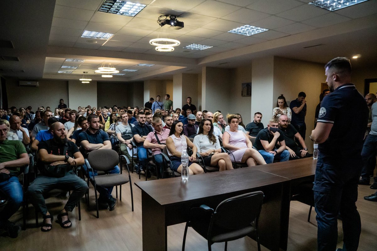 В Днепре на встречу с лидером “Национального корпуса” Билецким пришли больше 200 человек 5