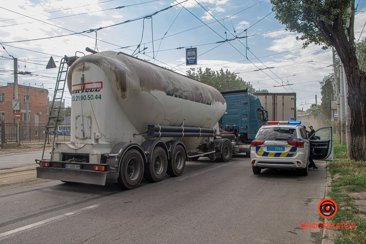 В Днепре на Сергея Нигояна ДТП с пешеходом и двумя грузовиками: видео момента 5