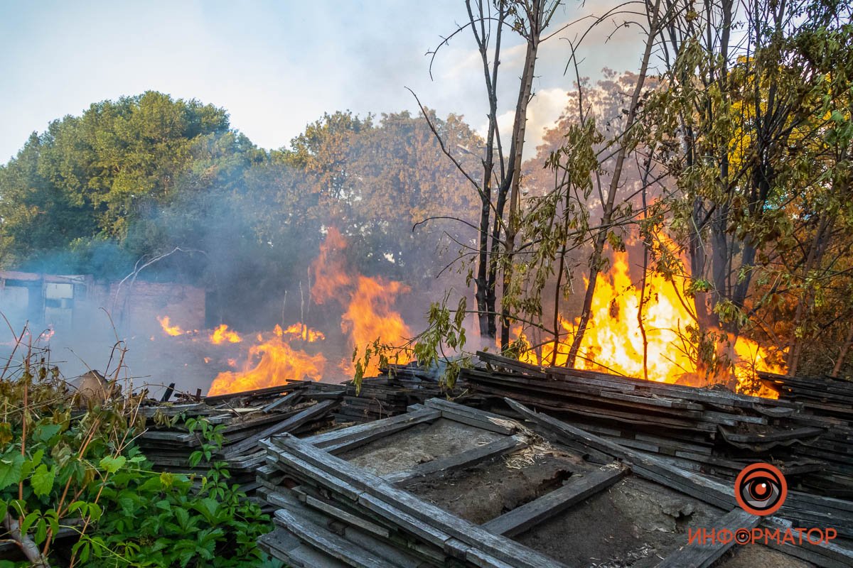 В Днепре на Кротова горит склад поддонов: дым виден со всех углов города 1