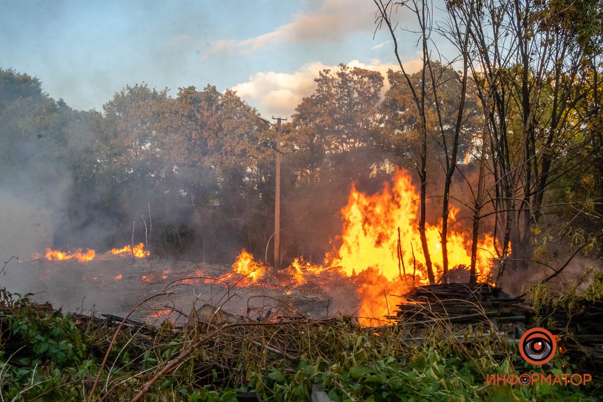 В Днепре на Кротова горит склад поддонов: дым виден со всех углов города 2