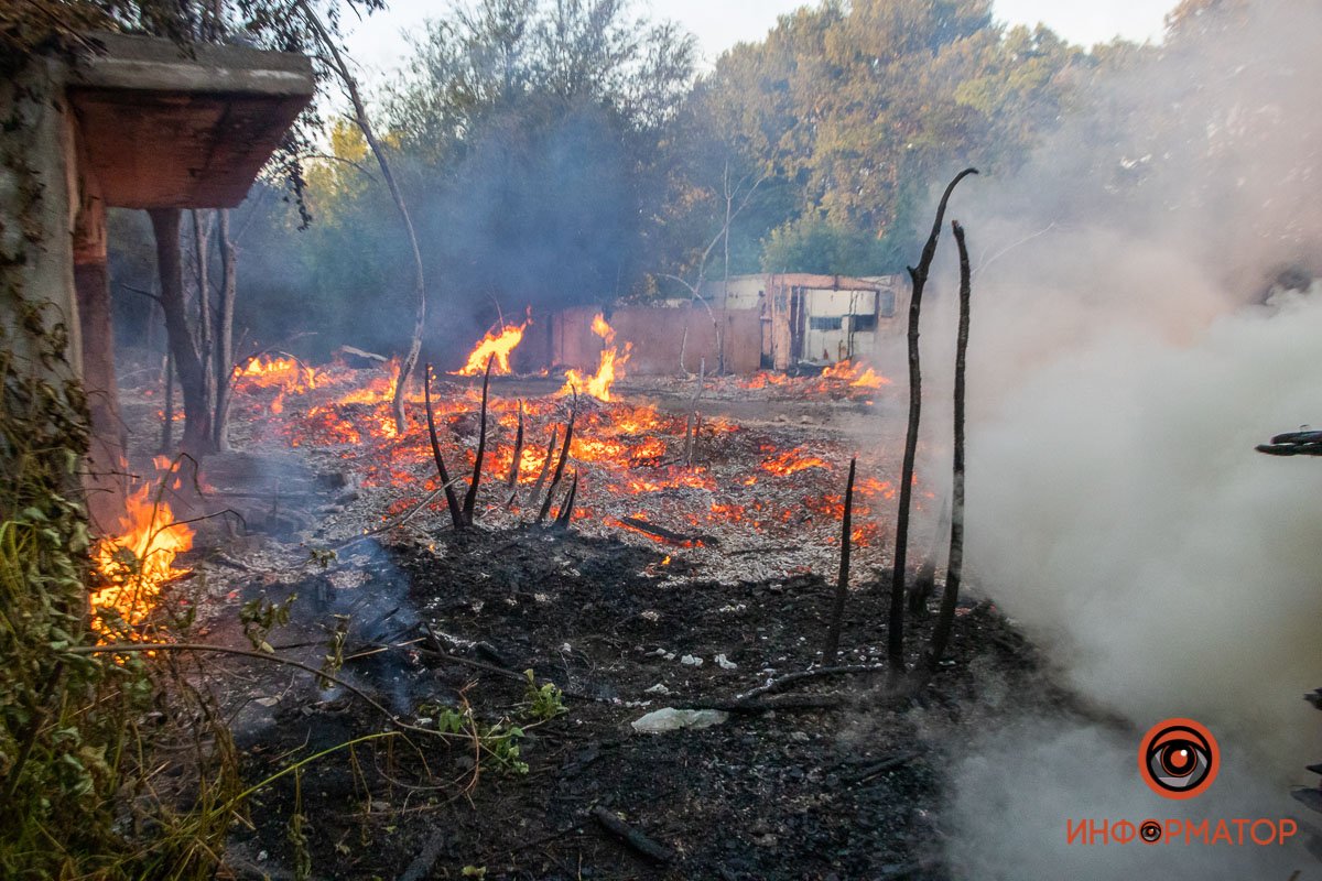 В Днепре на Кротова горит склад поддонов: дым виден со всех углов города 3