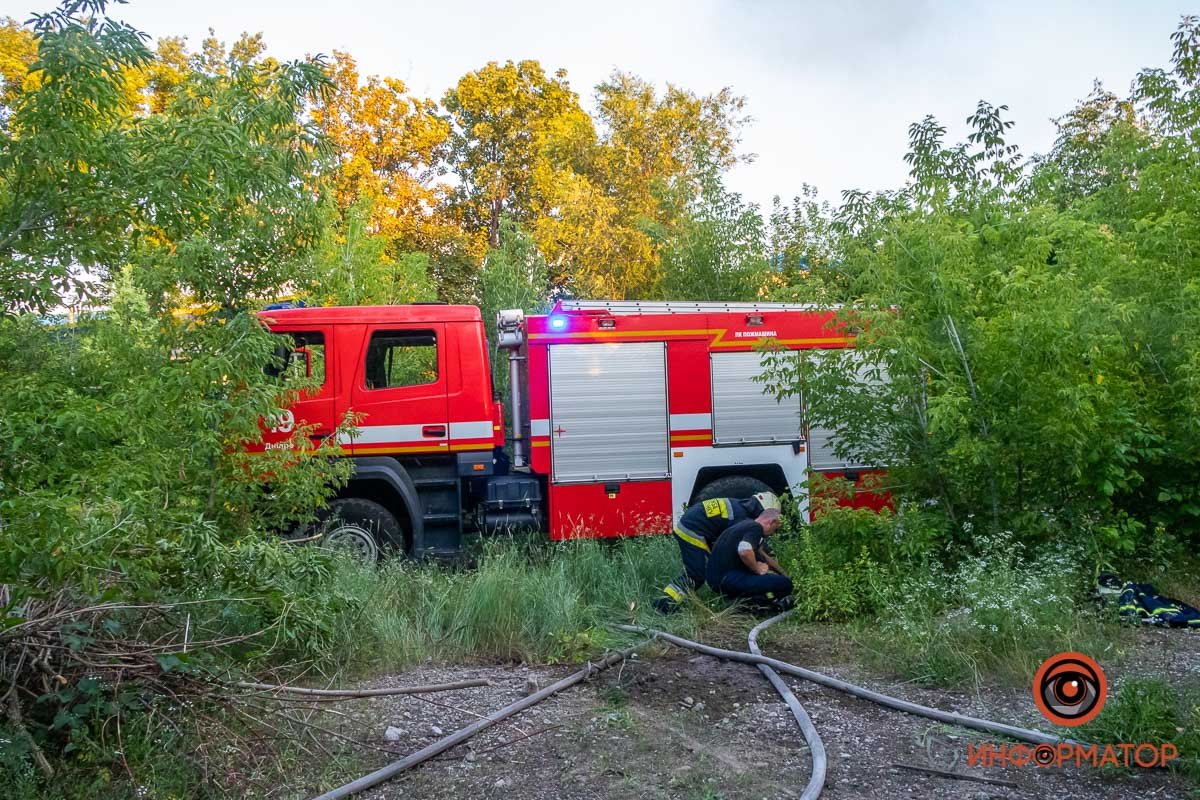 В Днепре на Кротова горит склад поддонов: дым виден со всех углов города 4