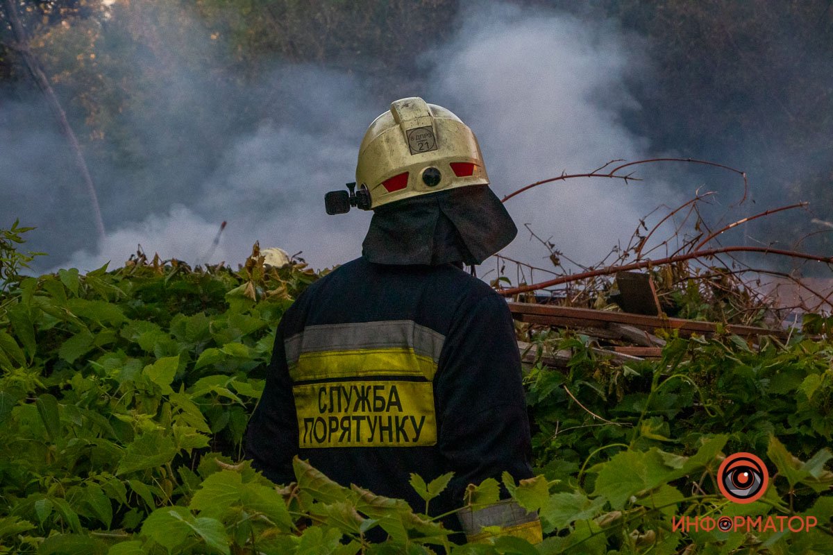 В Днепре на Кротова горит склад поддонов: дым виден со всех углов города 5