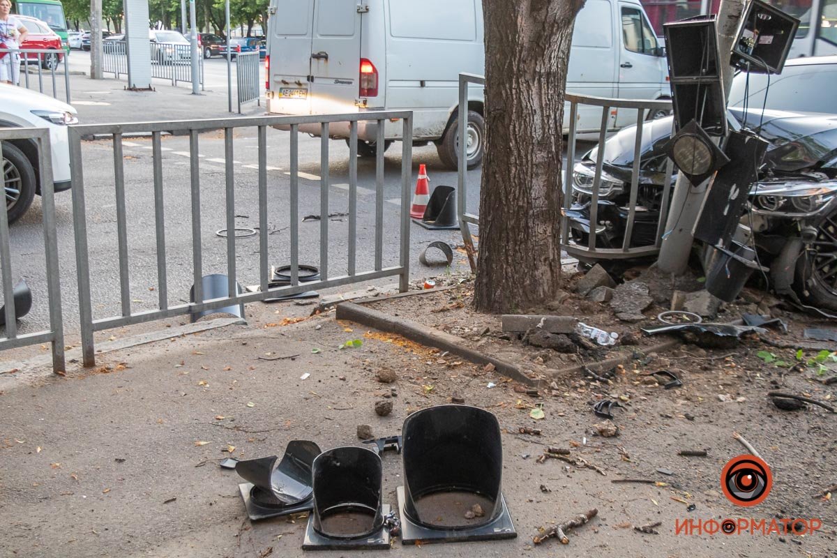 BMW врезался в ограждение и завалил светофор