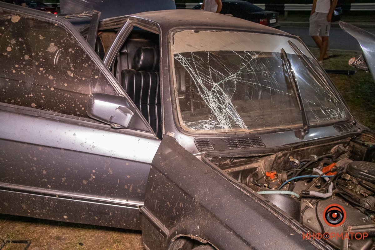 Водитель наехал на бордюр и потерял управление