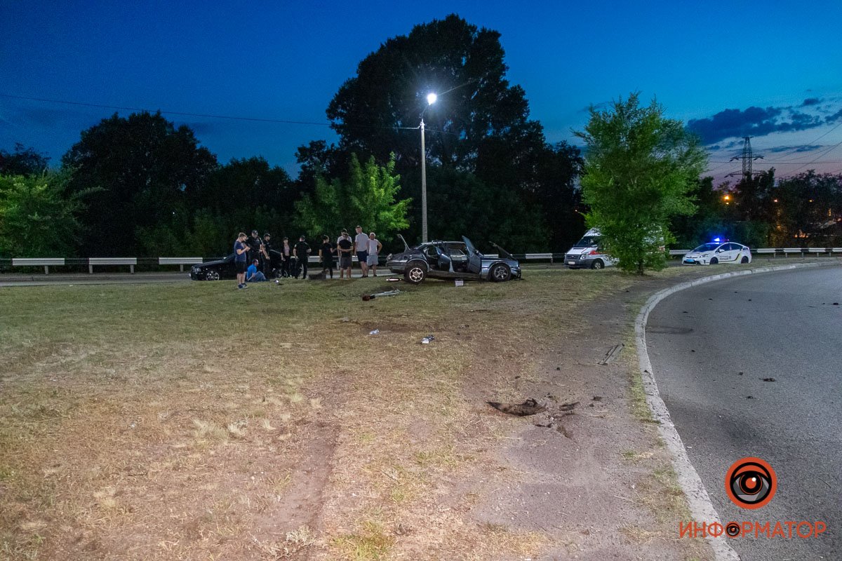 На место прибыли медики и правоохранители