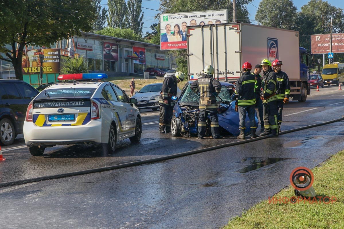 Напротив автосалона Mitsubishi на Космической лоб в лоб столкнулись BMW и Mazda Напротив автосалона Mitsubishi на Космической лоб в лоб столкнулись BMW и Mazda