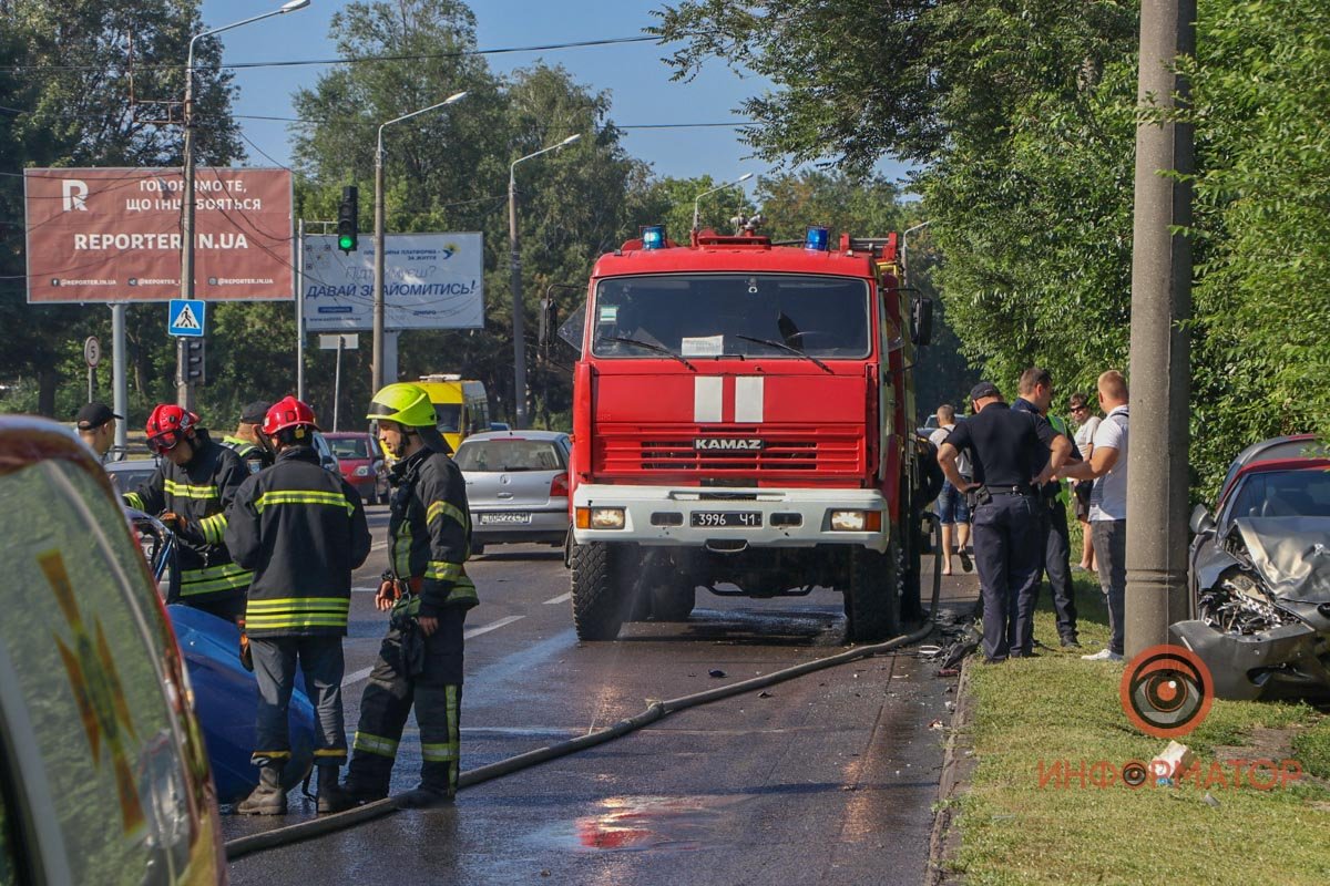 Один из автомобилей вылетел на обочину, другой - стал поперек движения Один из автомобилей вылетел на обочину, другой - стал поперек движения