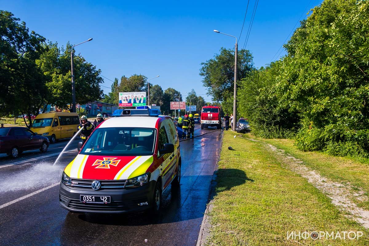 Авария произошла недалеко от автосалона Mitsubishi Авария произошла недалеко от автосалона Mitsubishi