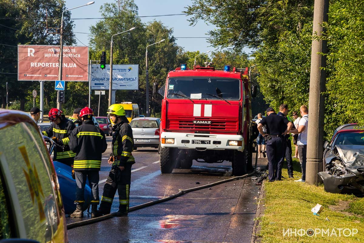 Спасатели смыли топливо с дороги и проследили за тем, чтобы автомобили не загорелись Спасатели смыли топливо с дороги и проследили за тем, чтобы автомобили не загорелись